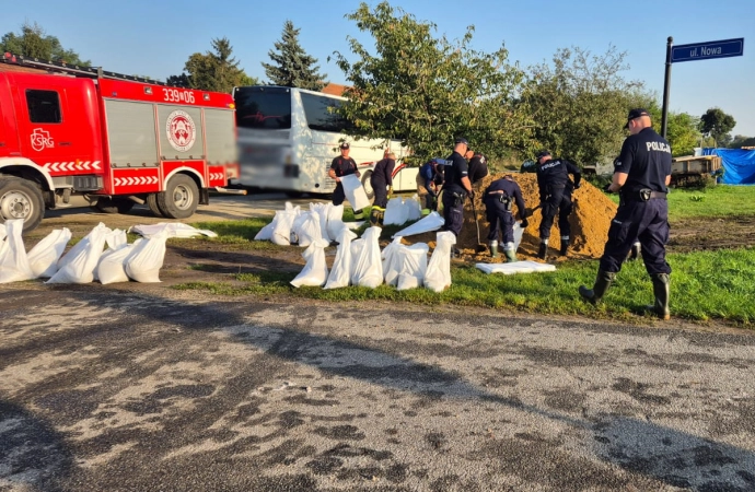 {Na południe Polski pojechali także strażacy, policjanci i żołnierze z Warmii i Mazur.}