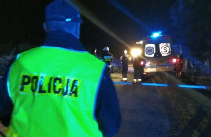 {Na drodze powiatowej w Łąkorzu samochód potrącił dwie nastolatki jadące na rolkach. Obie zmarły.}